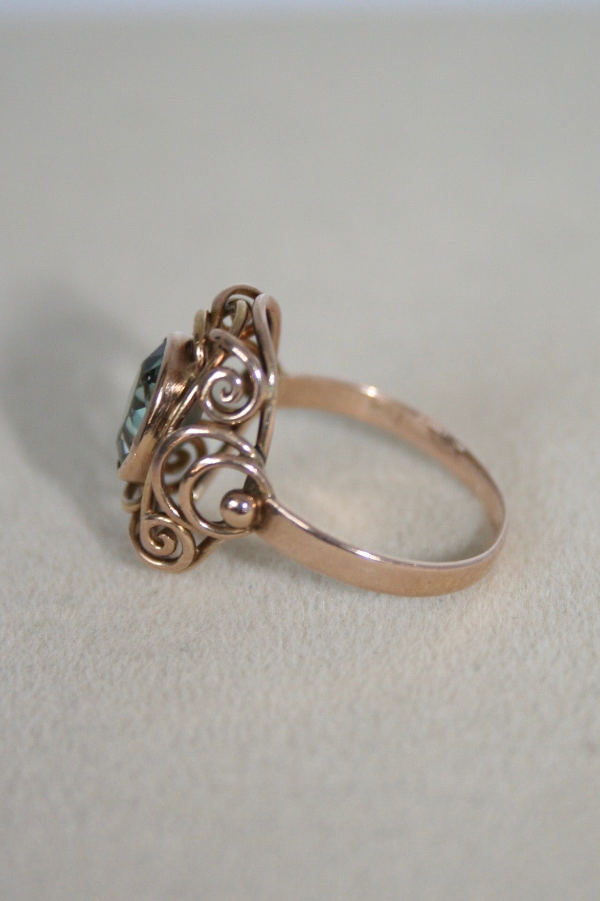 Antique Manganese Glass 8K Gold Ring