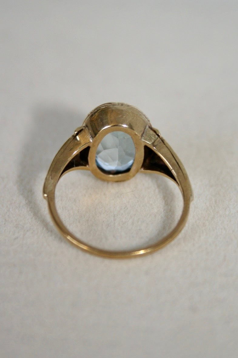 Eleganter 8-Karat-Goldring mit blauem simuliertem Spinell