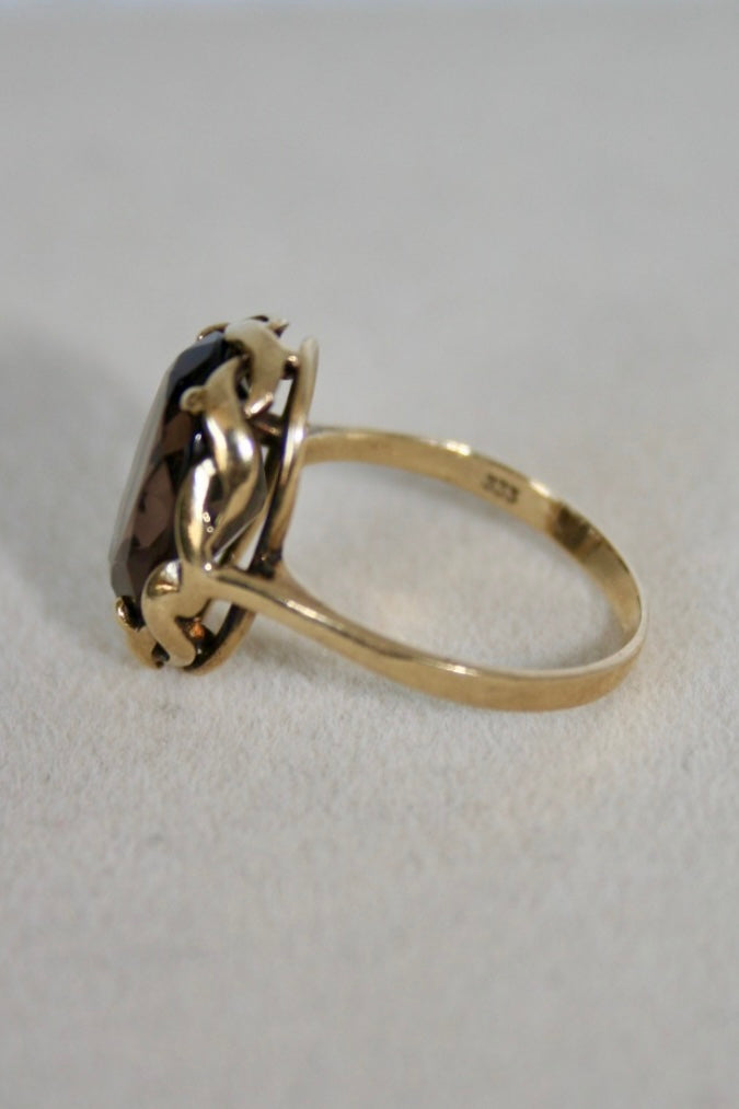 Mysterious Vintage 8K Gold Ring with Oval-Cut Smoky Quartz