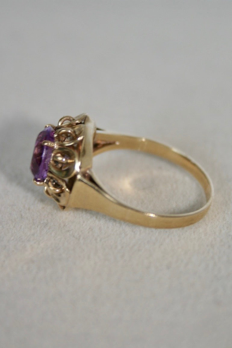 Hermoso anillo de amatista con flor de oro de 8 quilates
