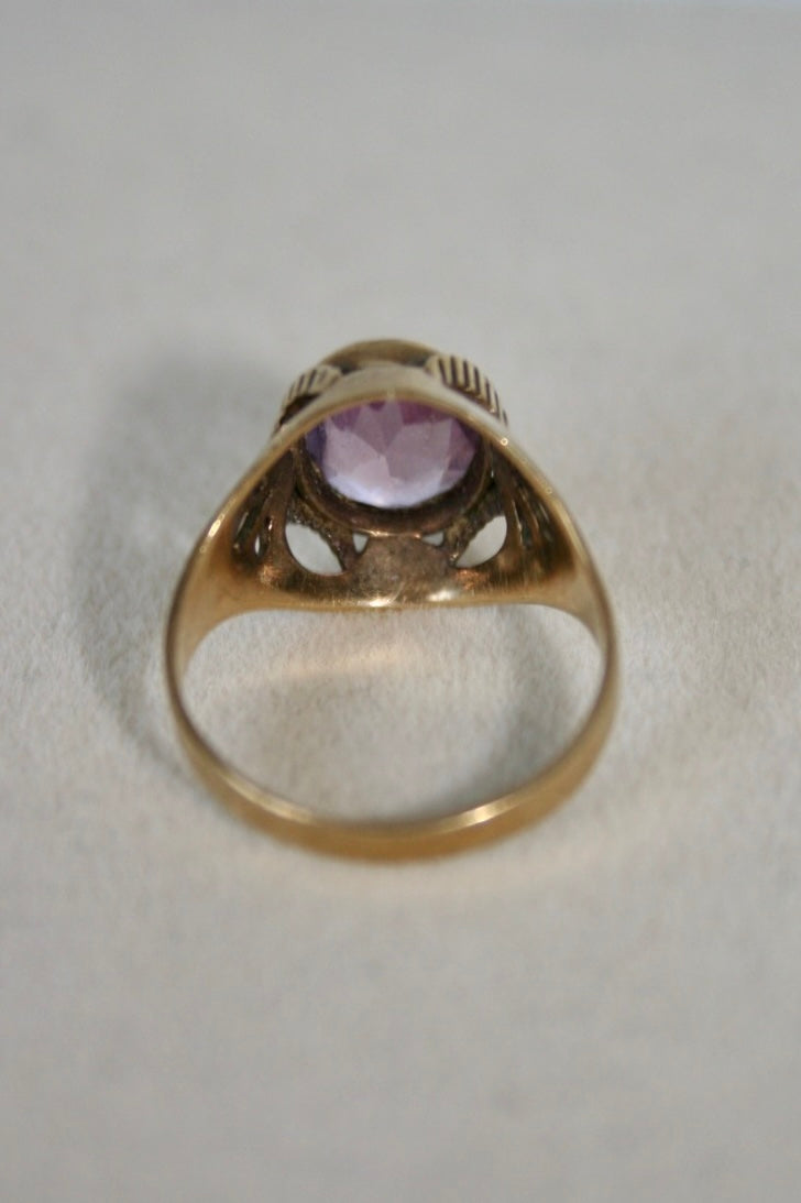 Vintage 8K Gold Amethyst Ring with Oval-Cut Stone and Openwork Shoulders