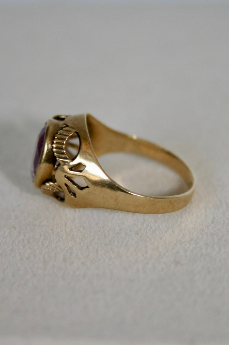 Vintage 8K Gold Amethyst Ring with Oval-Cut Stone and Openwork Shoulders