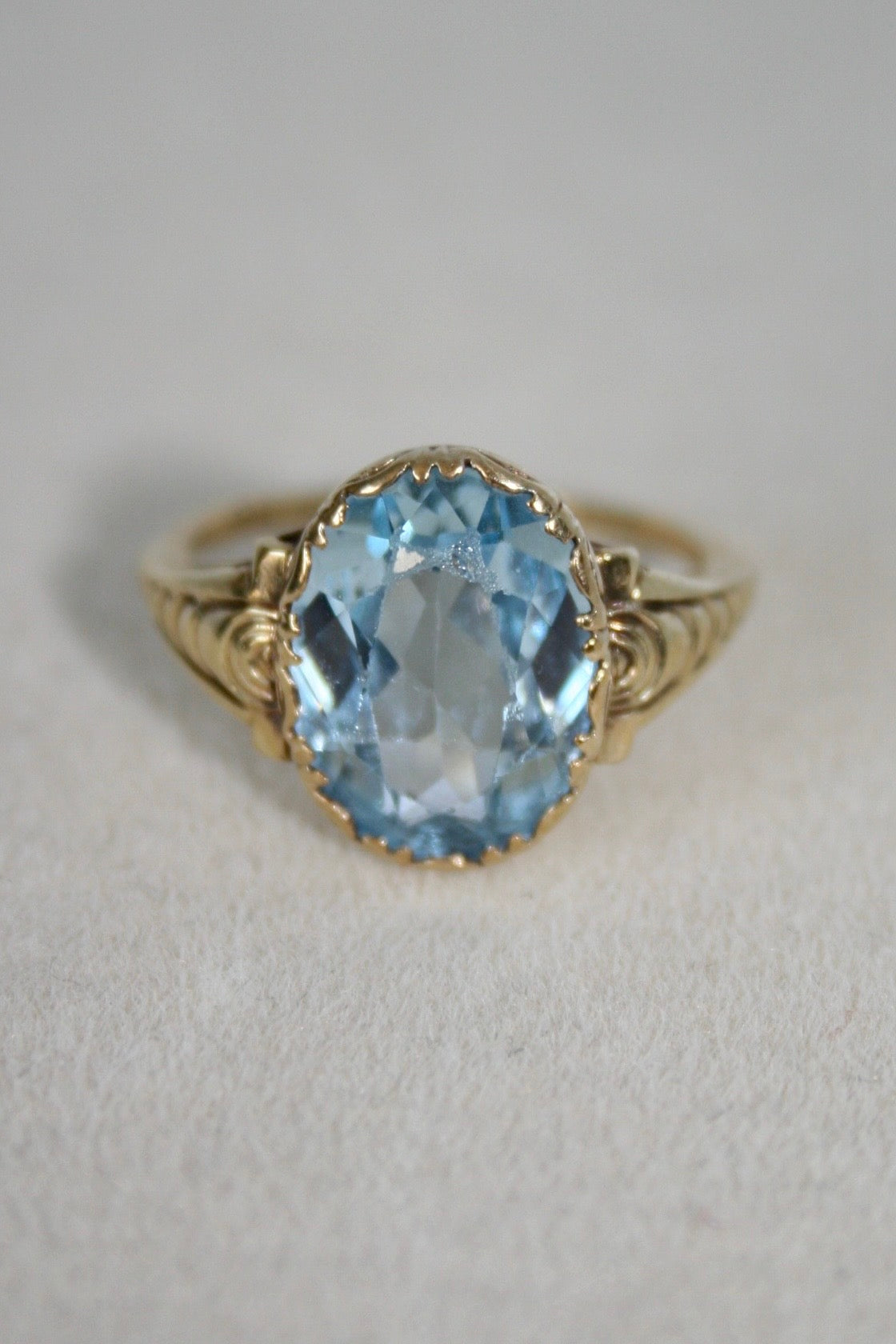 Eleganter 8-Karat-Goldring mit blauem simuliertem Spinell