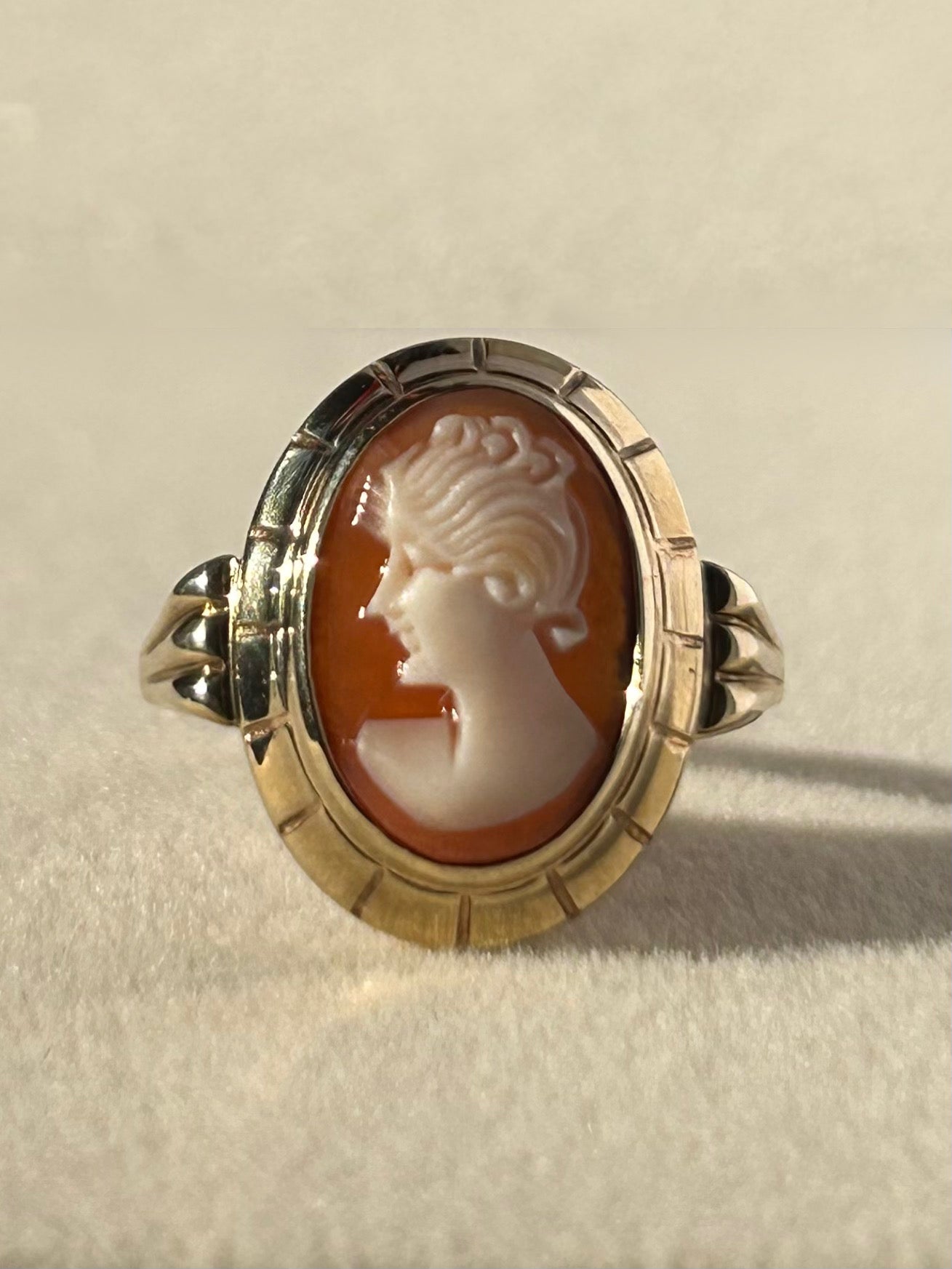 Anillo de oro auténtico con camafeo tallado de 8 quilates