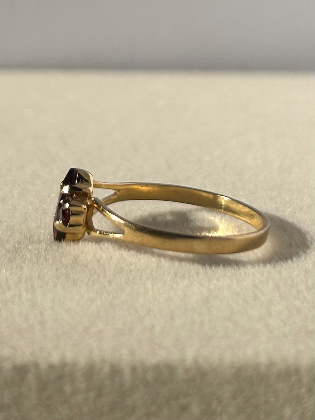 Anillo Estate de oro de 8 quilates con granates de color rojo intenso