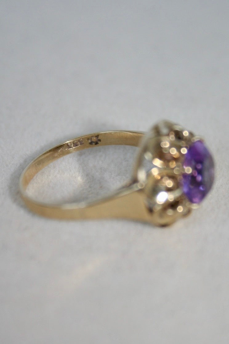 Hermoso anillo de amatista con flor de oro de 8 quilates