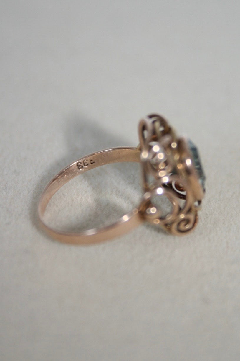 Anillo antiguo de oro de 8 quilates con cristal de manganeso