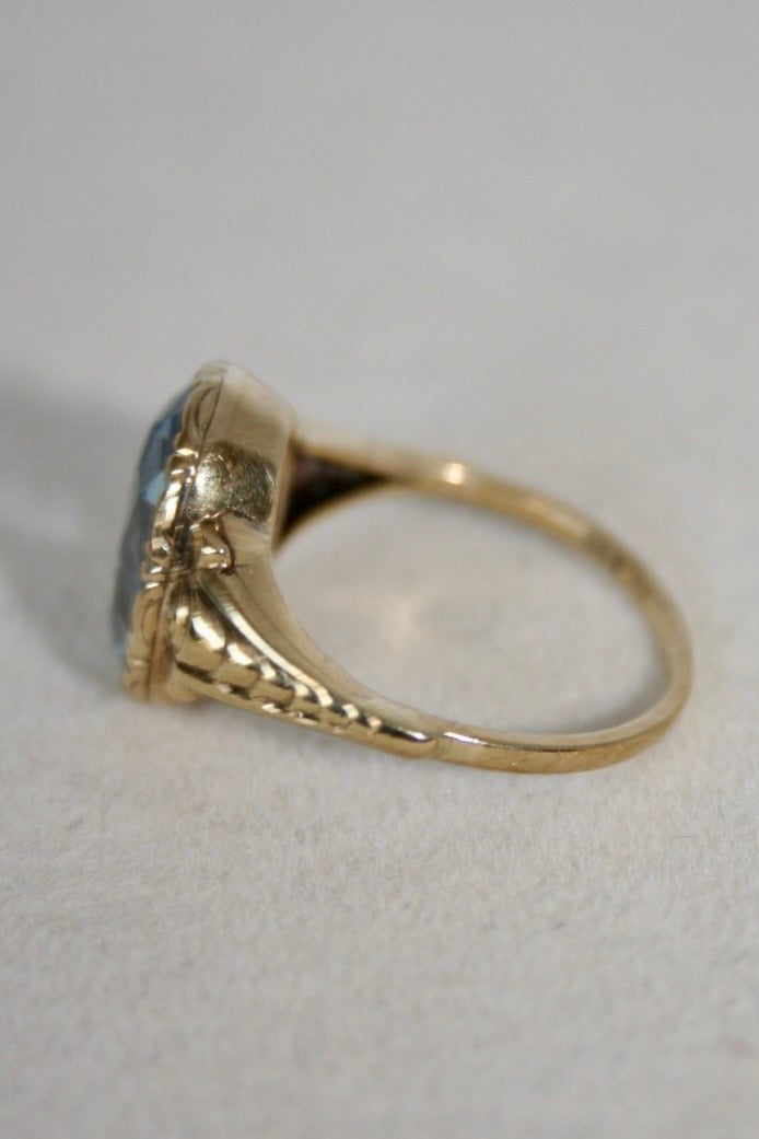 Eleganter 8-Karat-Goldring mit blauem simuliertem Spinell