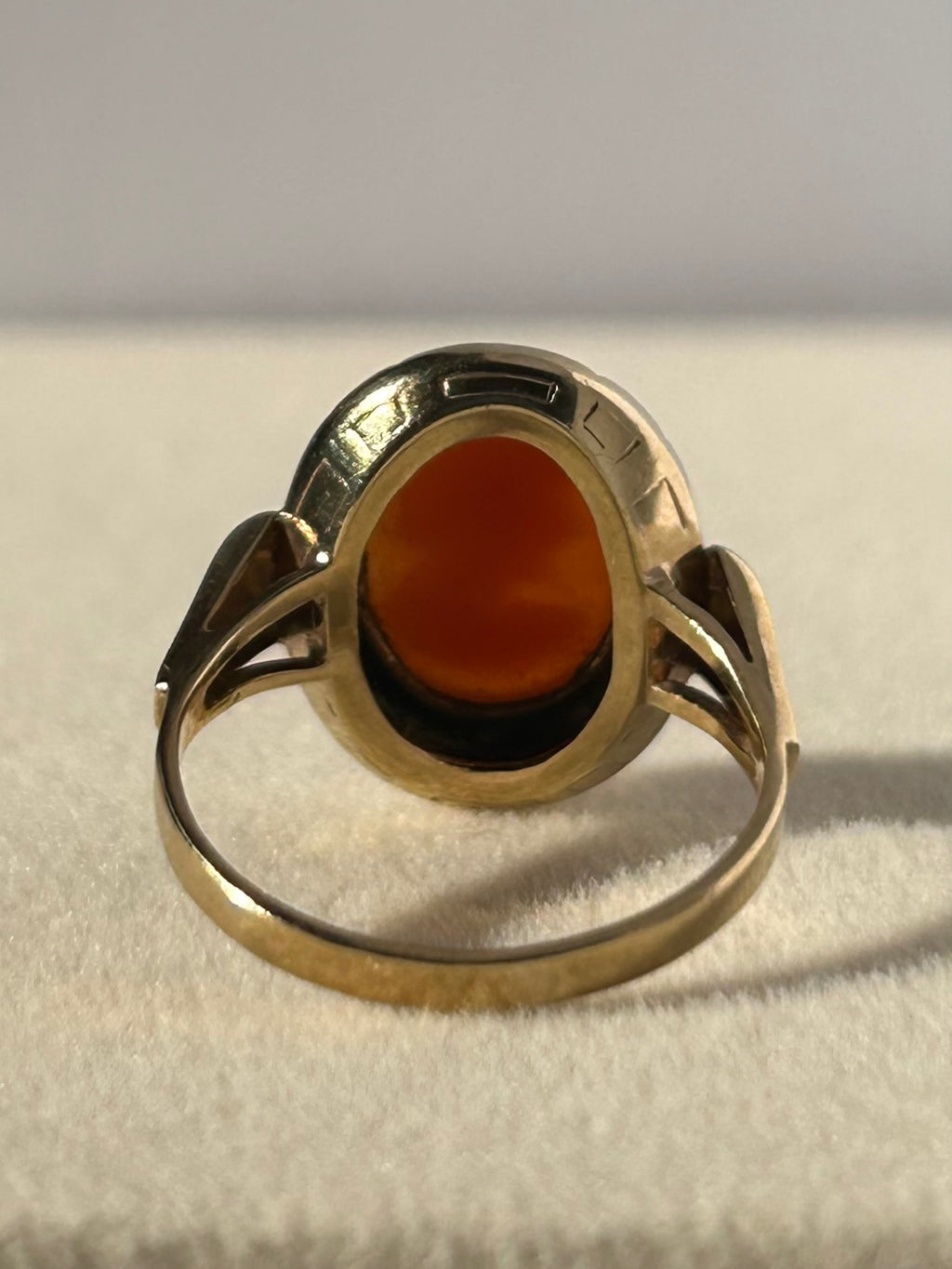 Anillo de oro auténtico con camafeo tallado de 8 quilates