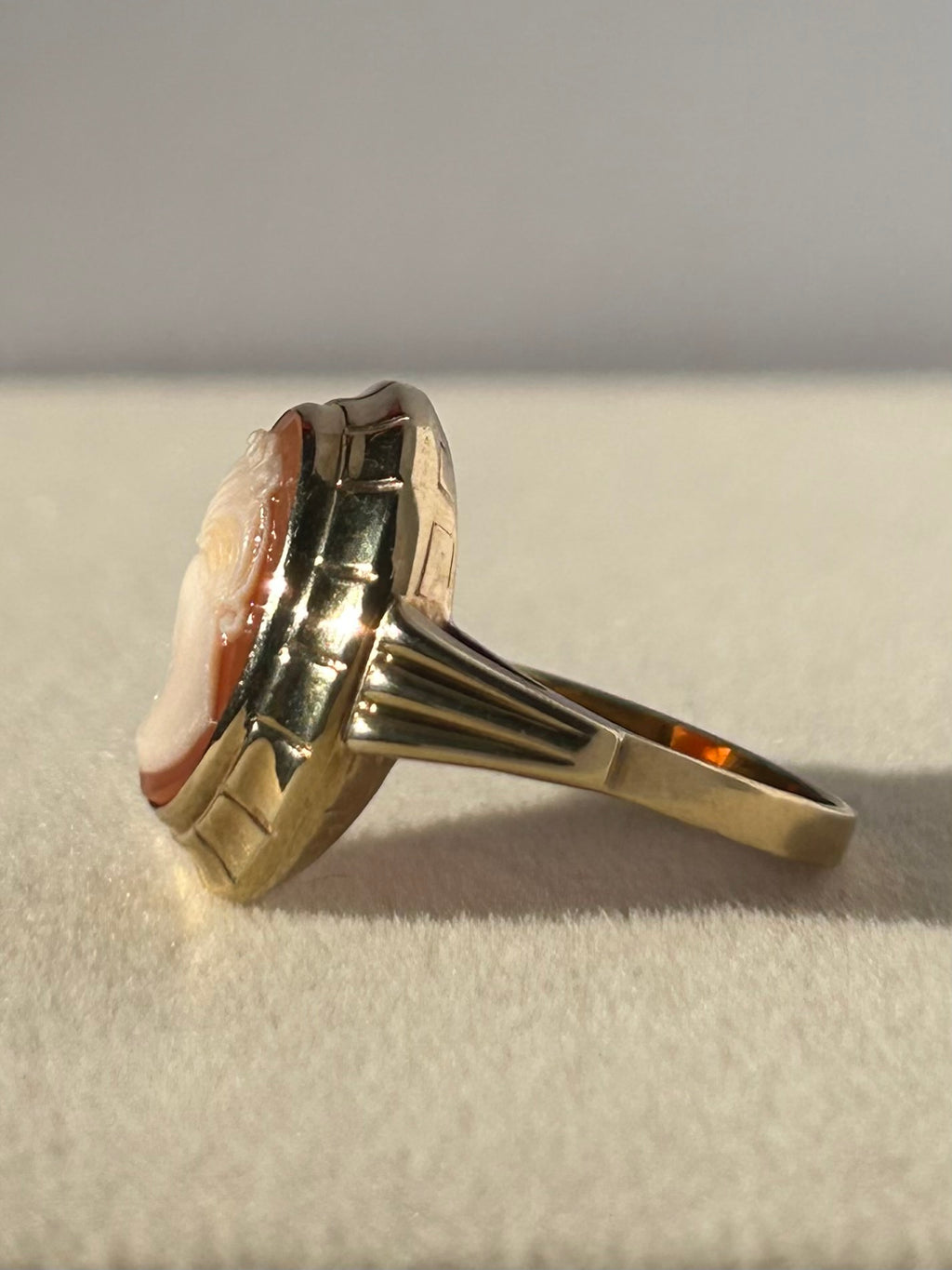 Anillo de oro auténtico con camafeo tallado de 8 quilates