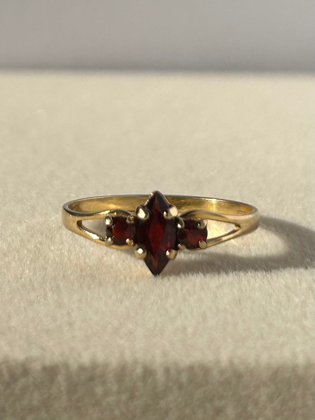 Anillo Estate de oro de 8 quilates con granates de color rojo intenso