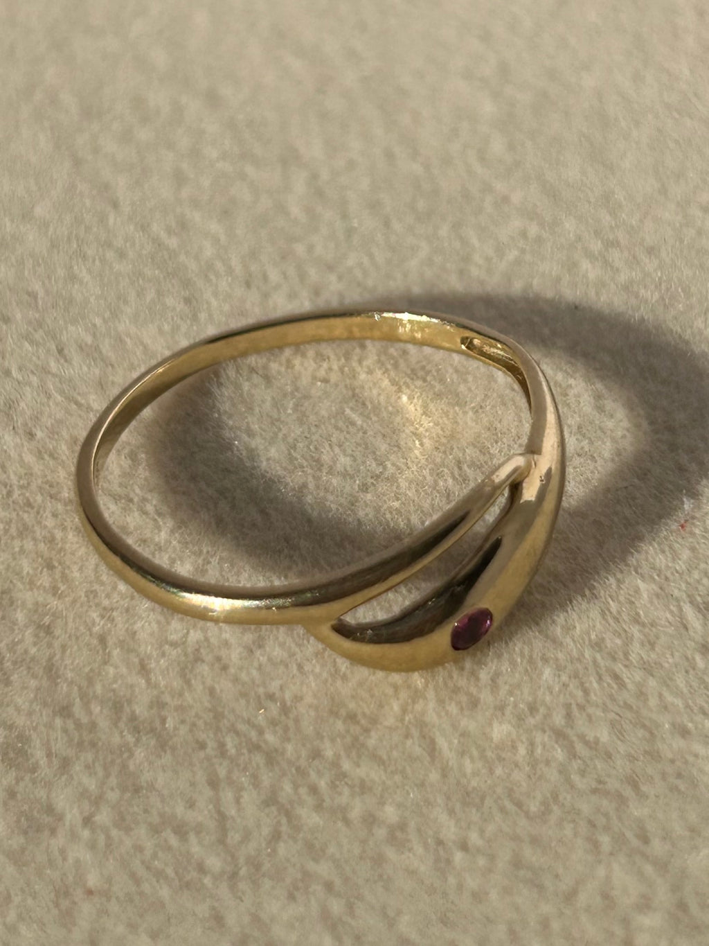 Anillo refinado de espinela rosa simulada en oro de 8 quilates