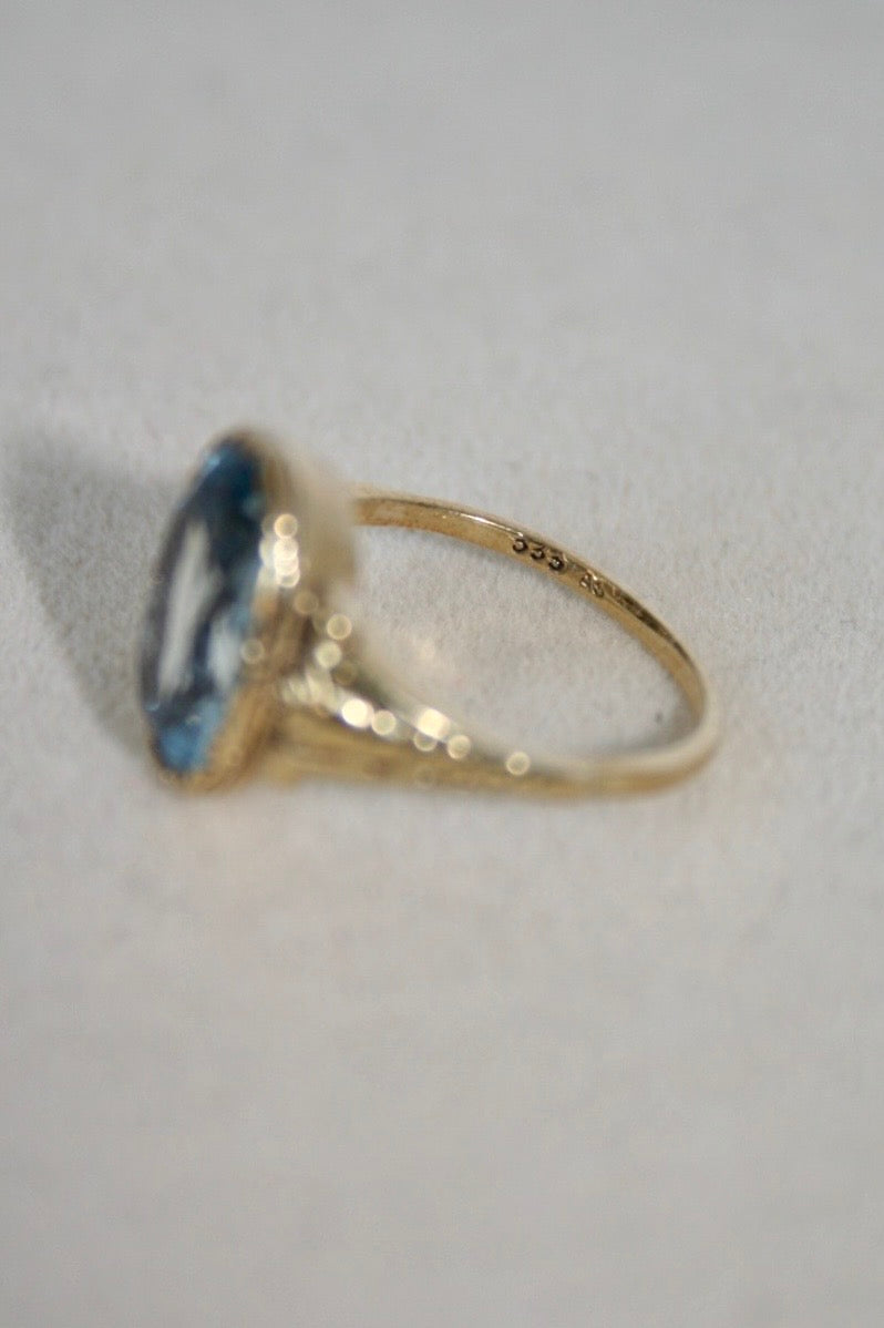 Eleganter 8-Karat-Goldring mit blauem simuliertem Spinell