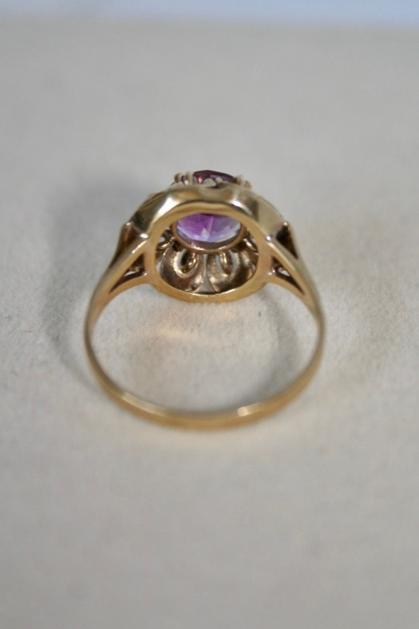 Hermoso anillo de amatista con flor de oro de 8 quilates