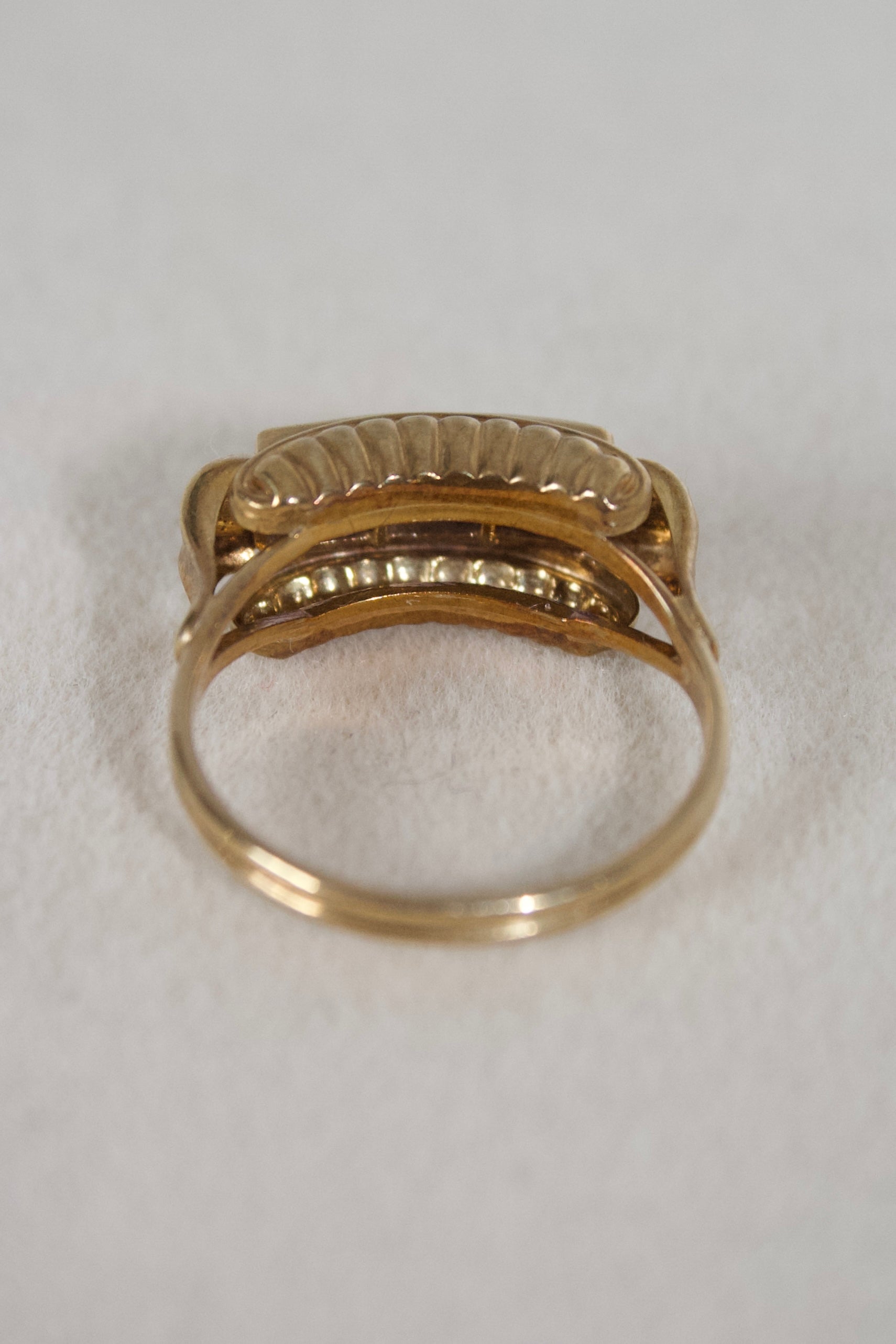 Art-Deco-inspirierter 8-karätiger Gold-Amethyst-Trilogie-Ring