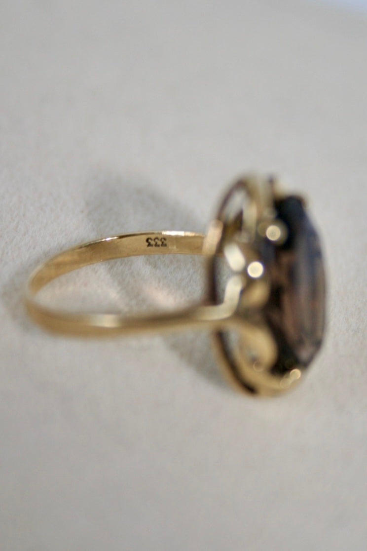 Mysterious Vintage 8K Gold Ring with Oval-Cut Smoky Quartz