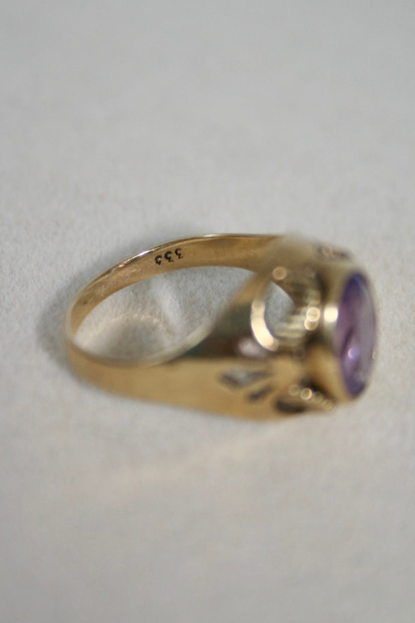 Vintage 8K Gold Amethyst Ring with Oval-Cut Stone and Openwork Shoulders