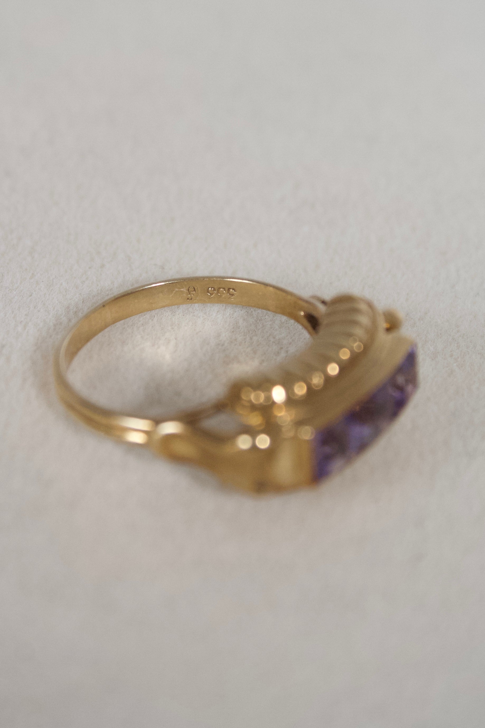 Art-Deco-inspirierter 8-karätiger Gold-Amethyst-Trilogie-Ring