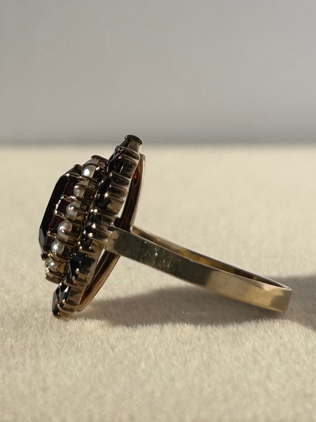 Anillo victoriano de oro de 8 quilates con granate y perla