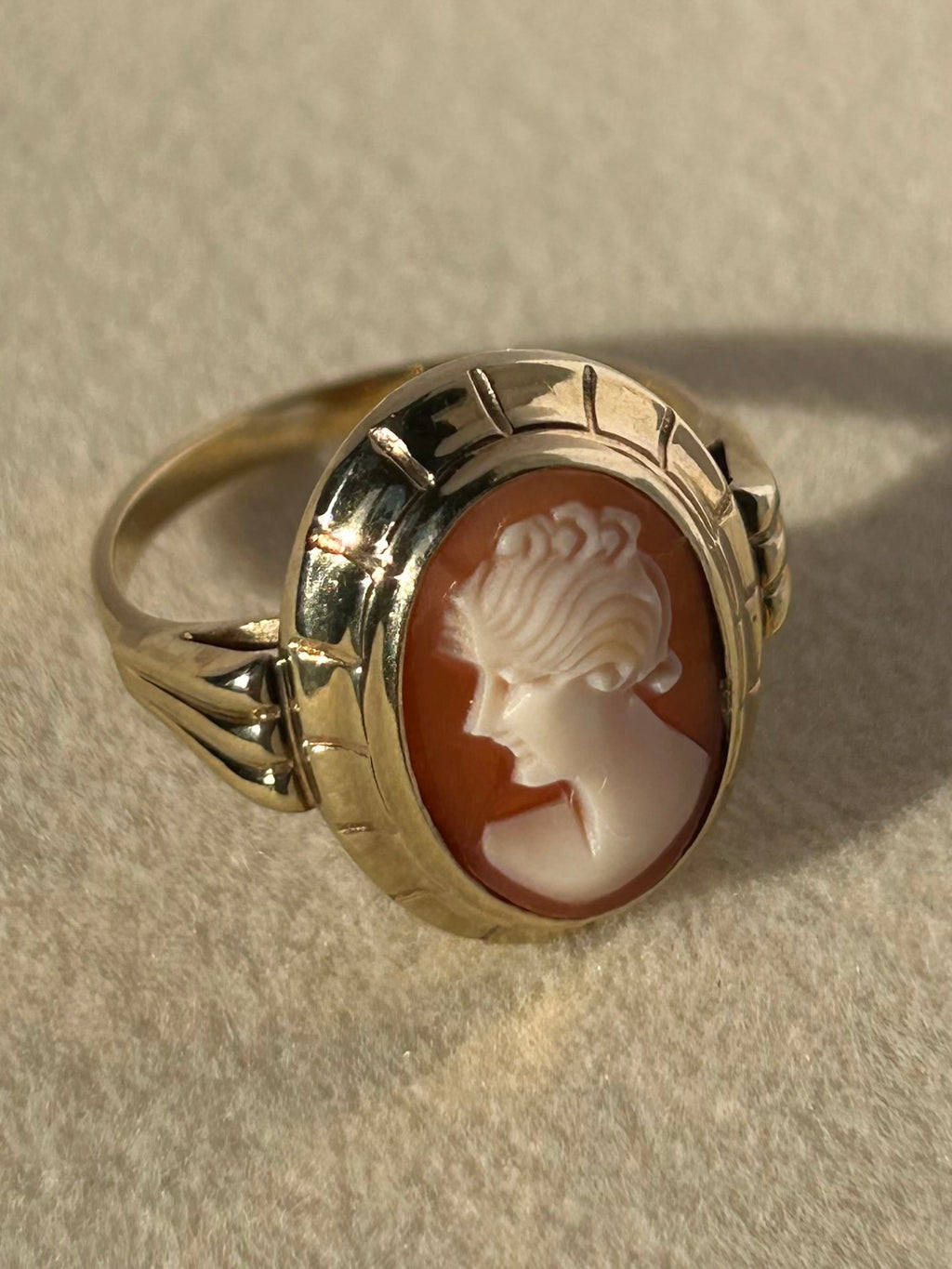 Anillo de oro auténtico con camafeo tallado de 8 quilates