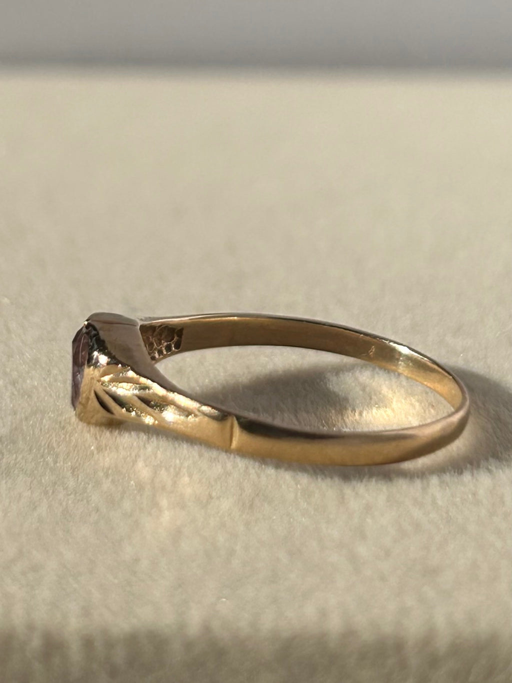 Anillo Whymsical de amatista dorada de 8 quilates en forma de corazón