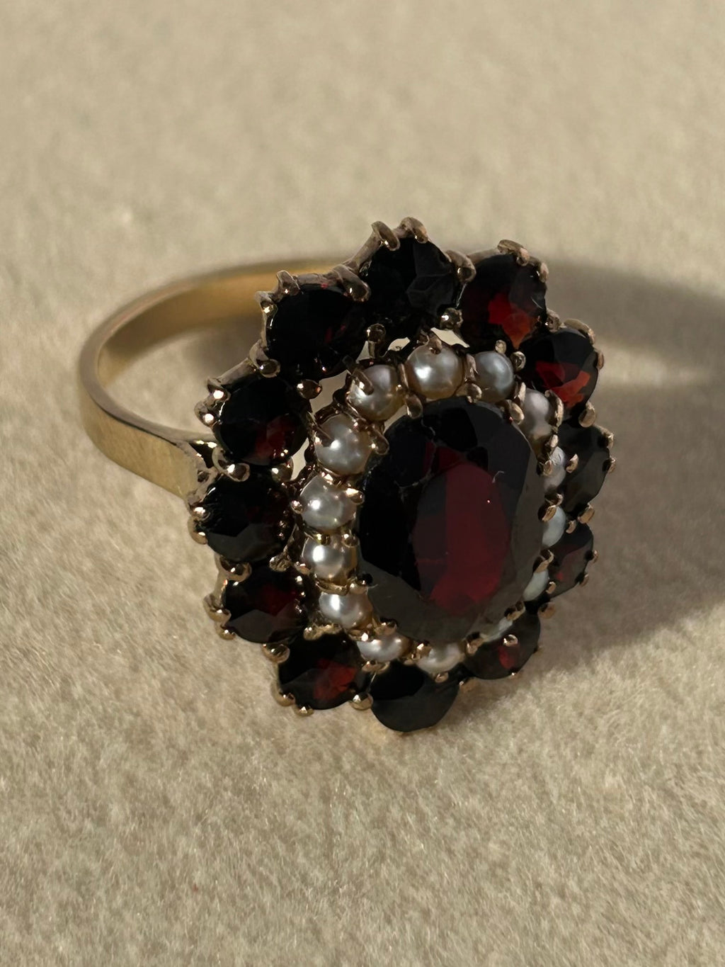 Anillo victoriano de oro de 8 quilates con granate y perla