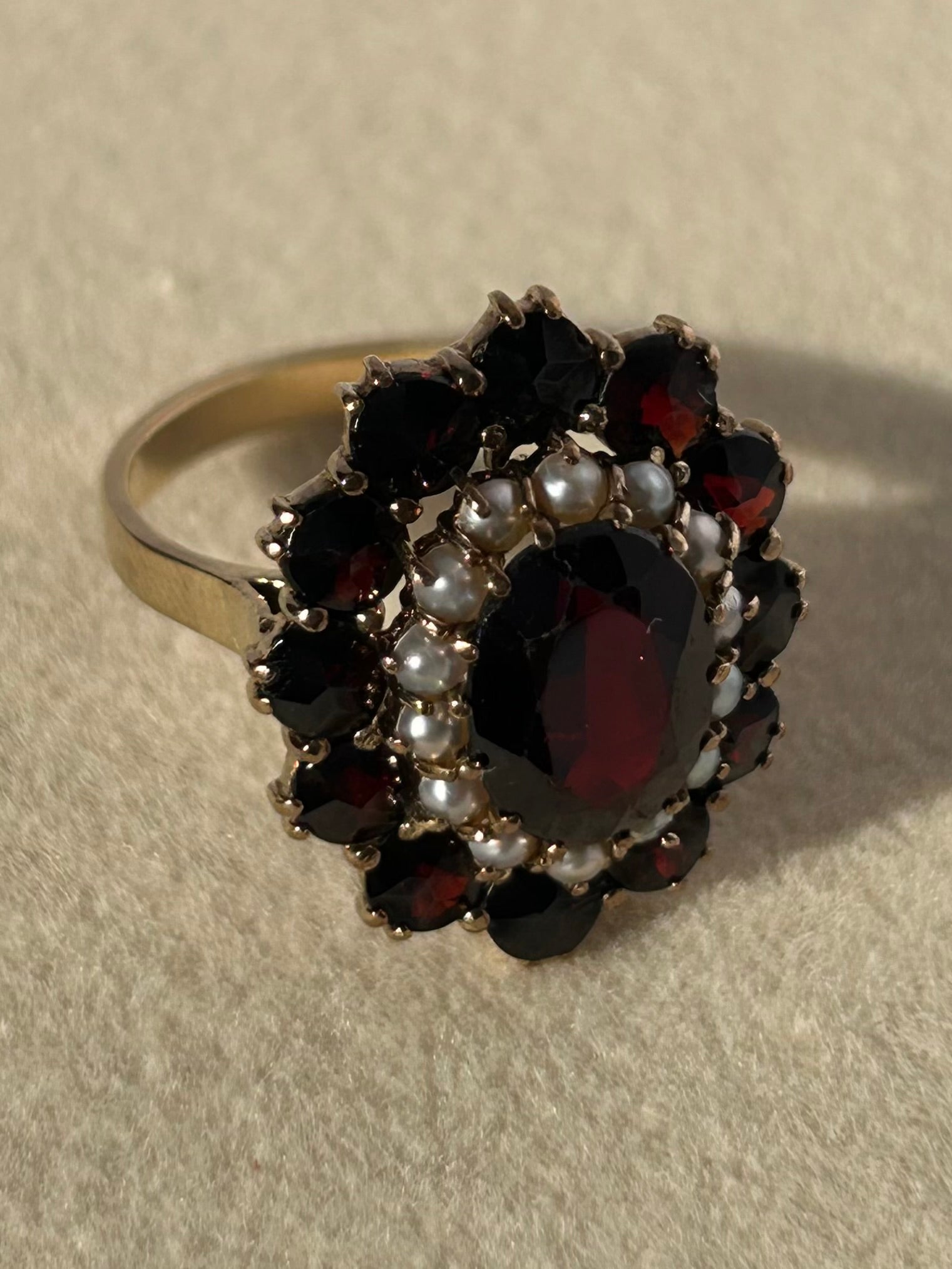 Anillo victoriano de oro de 8 quilates con granate y perla