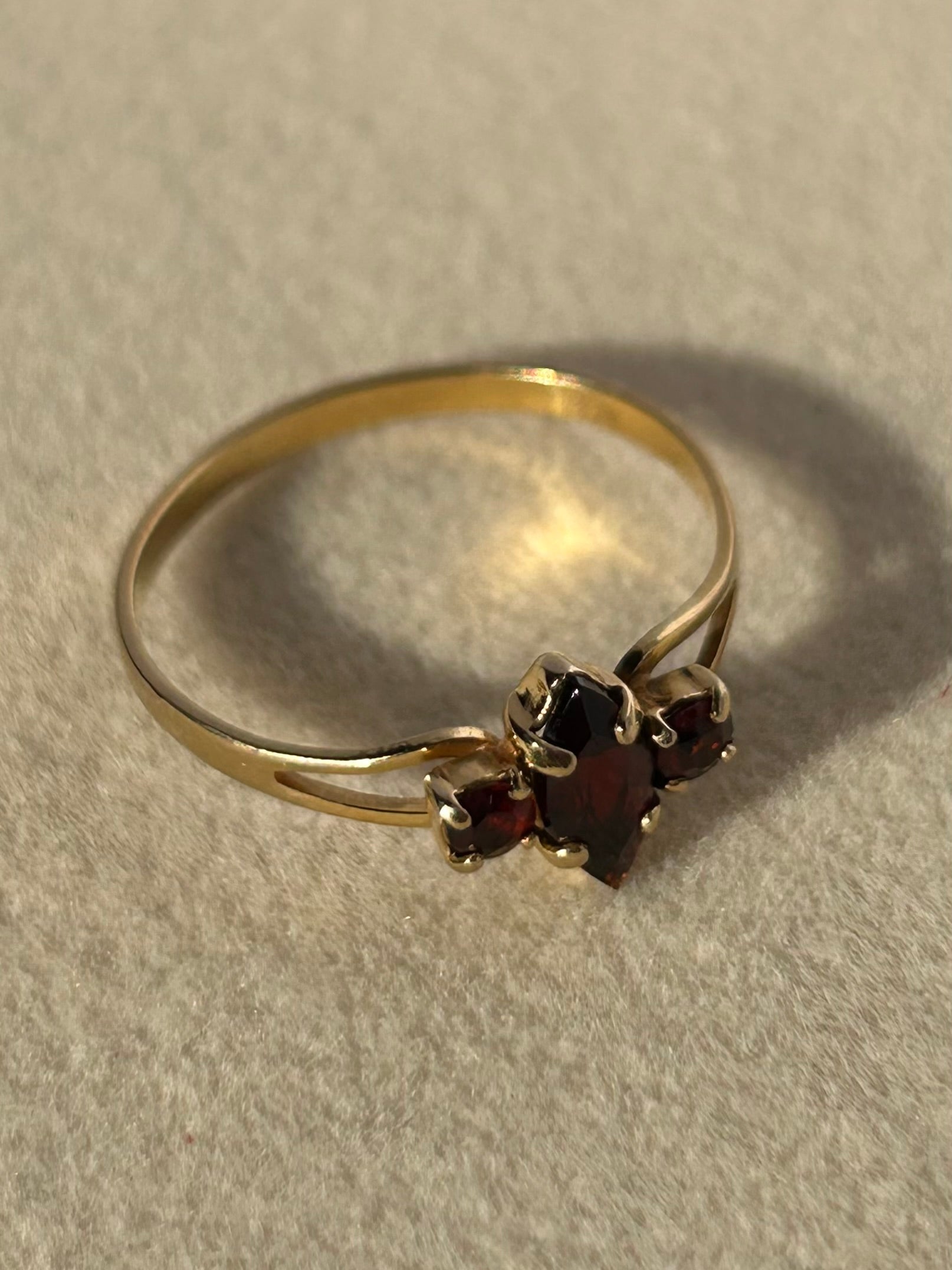 Anillo Estate de oro de 8 quilates con granates de color rojo intenso