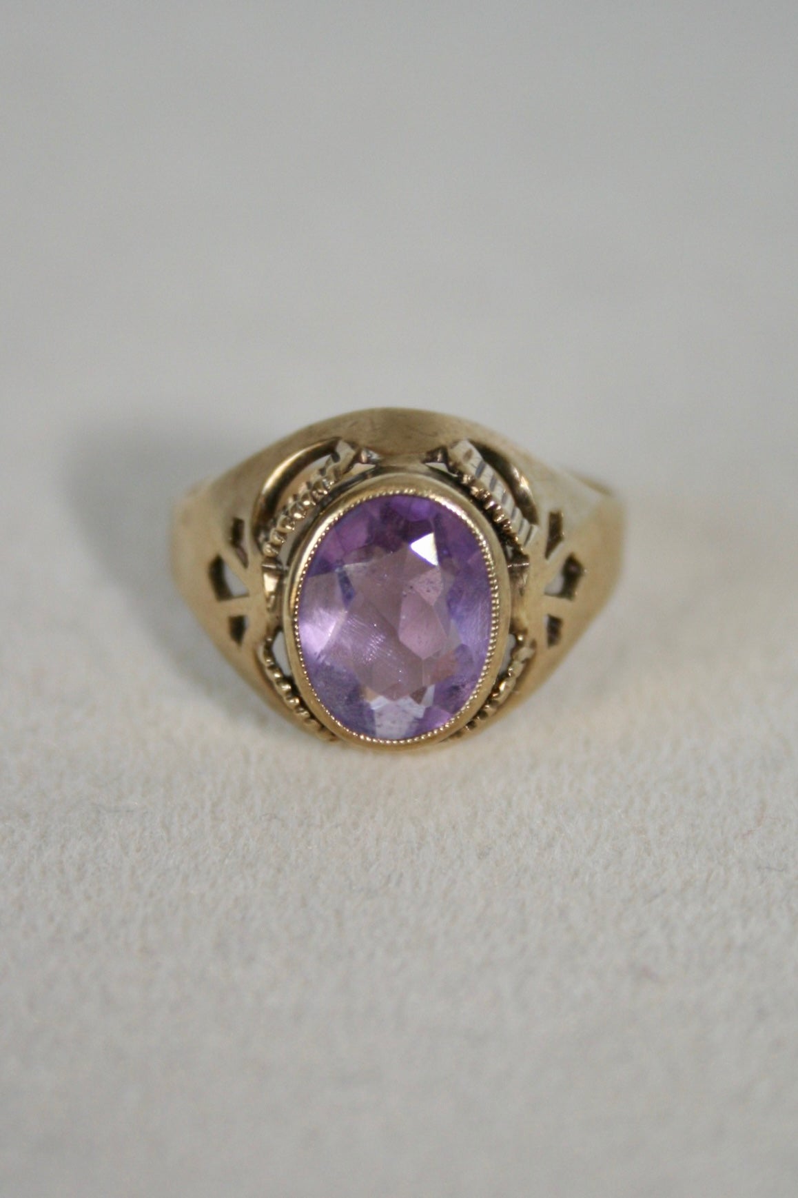 Vintage 8K Gold Amethyst Ring with Oval-Cut Stone and Openwork Shoulders