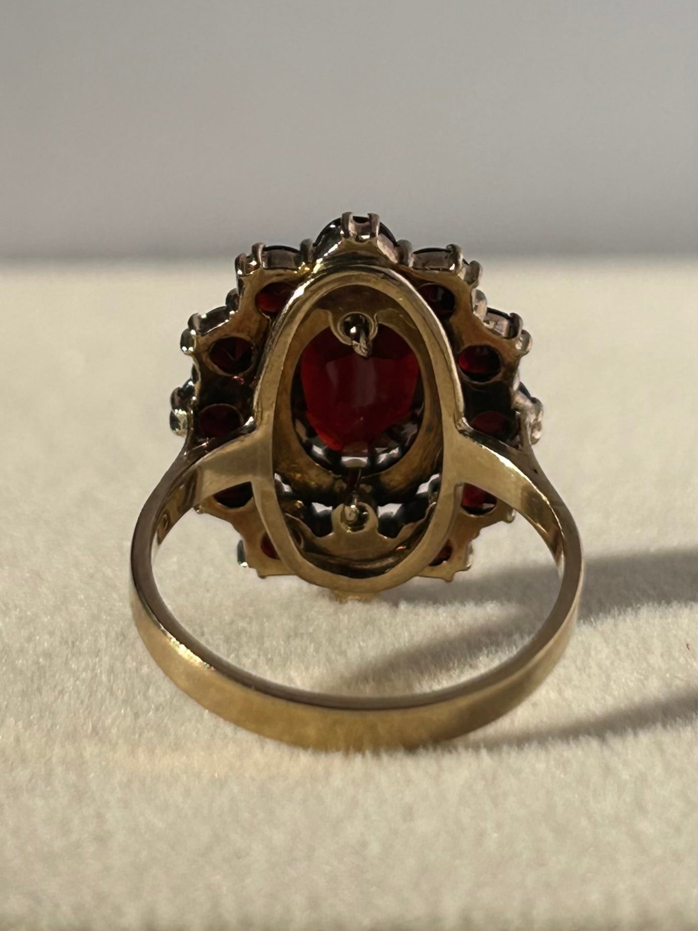 Anillo victoriano de oro de 8 quilates con granate y perla