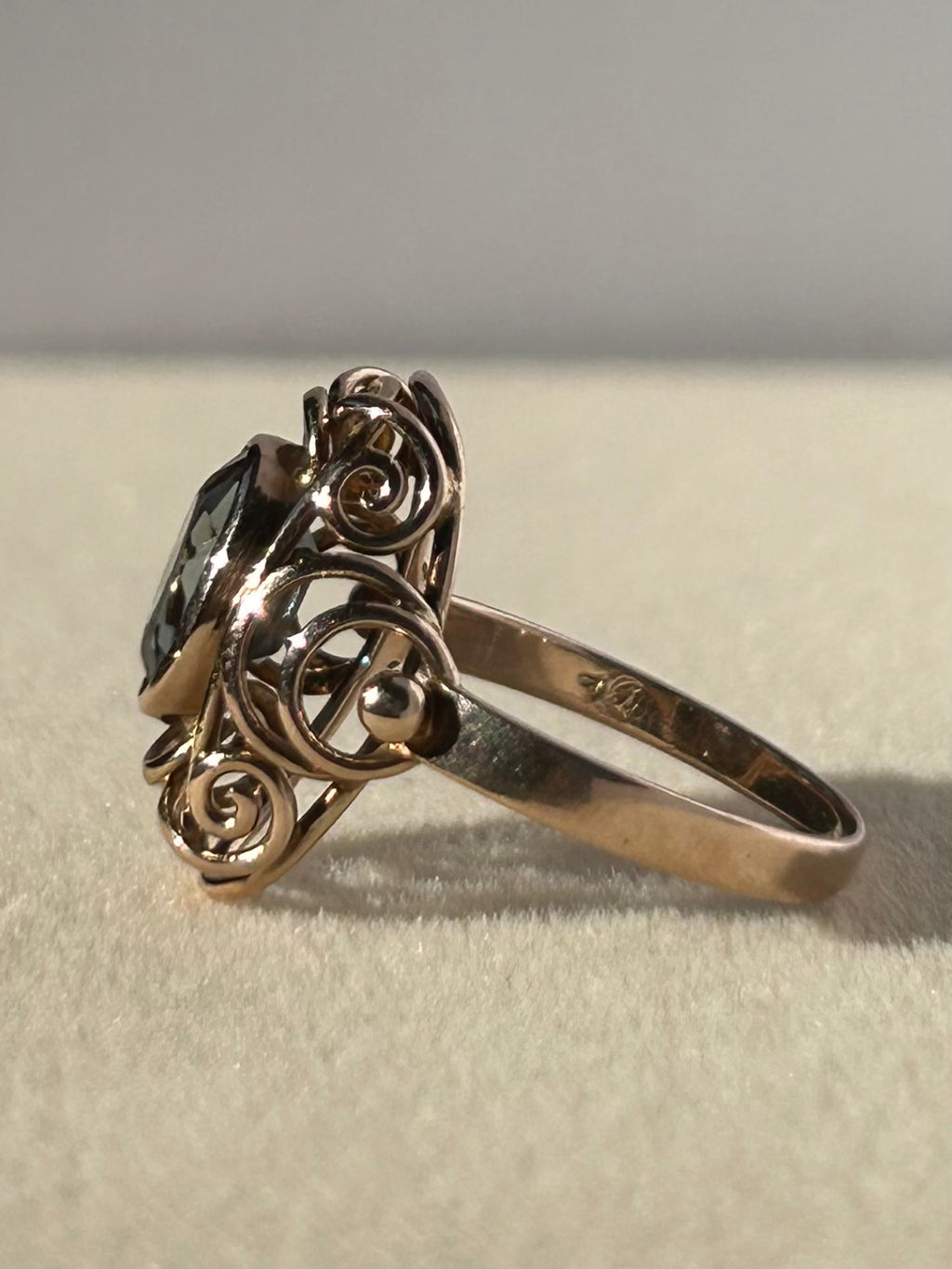 Antique Manganese Glass 8K Gold Ring