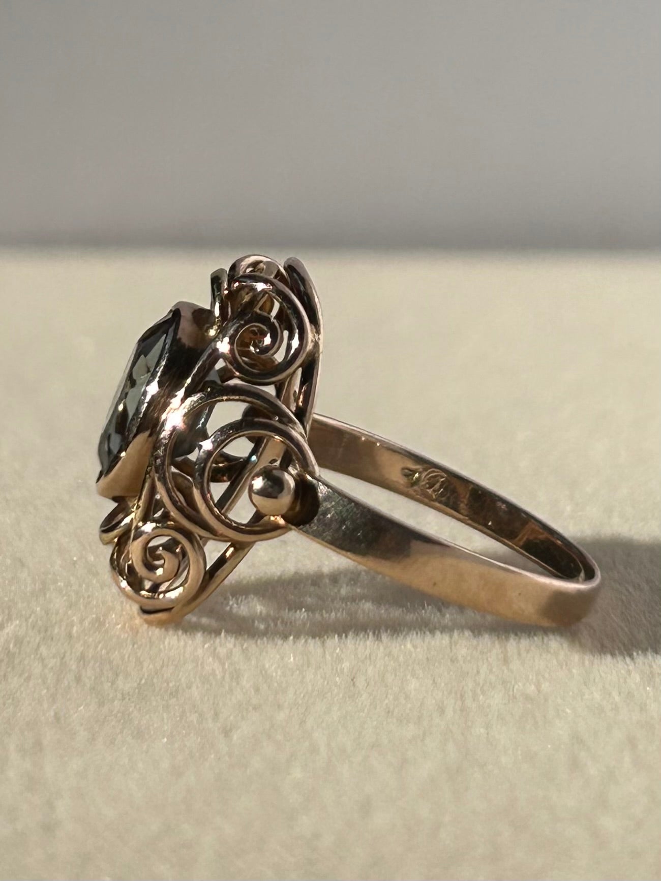 Antique Manganese Glass 8K Gold Ring