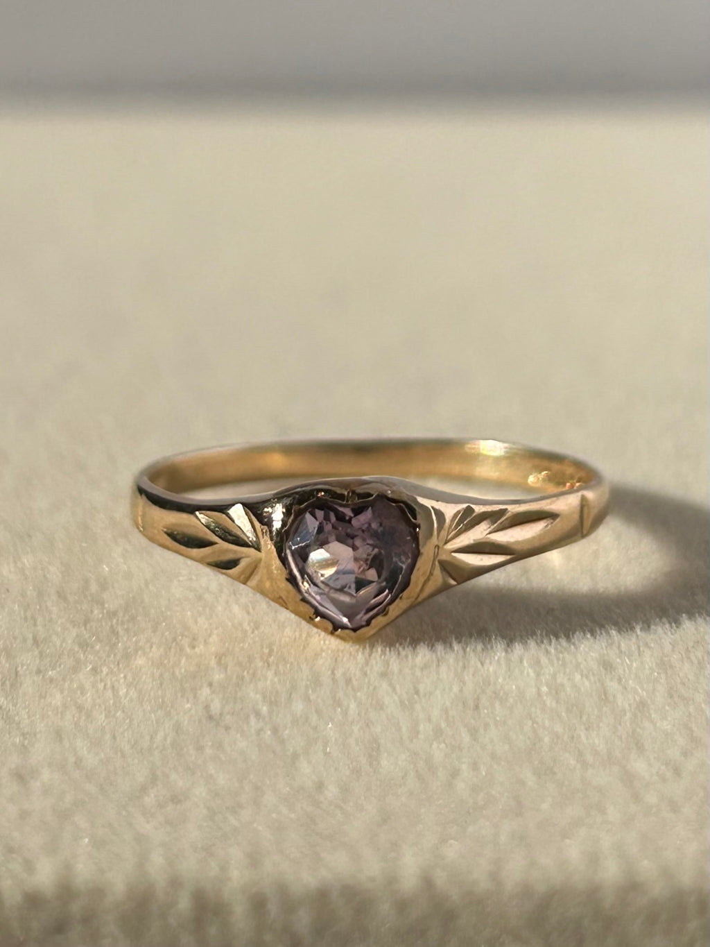 Anillo Whymsical de amatista dorada de 8 quilates en forma de corazón