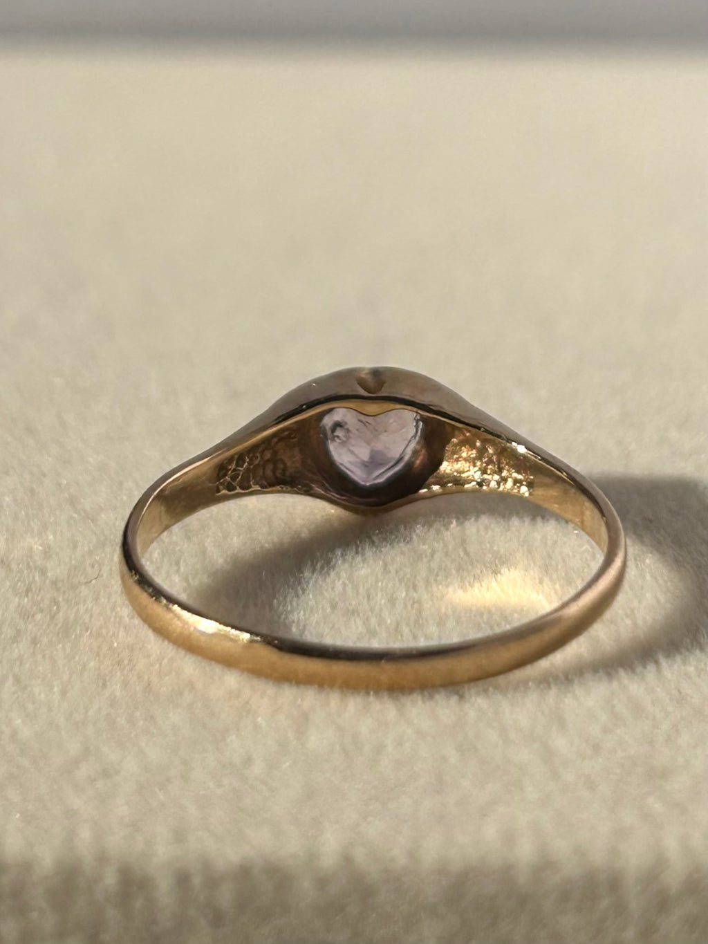 Anillo Whymsical de amatista dorada de 8 quilates en forma de corazón