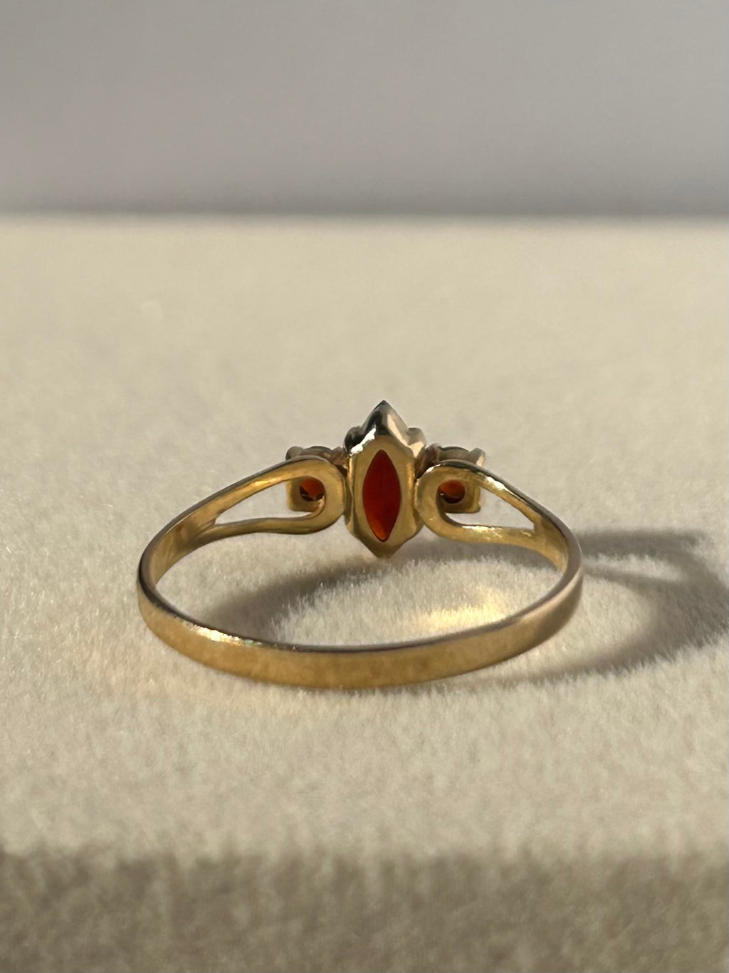 Anillo Estate de oro de 8 quilates con granates de color rojo intenso