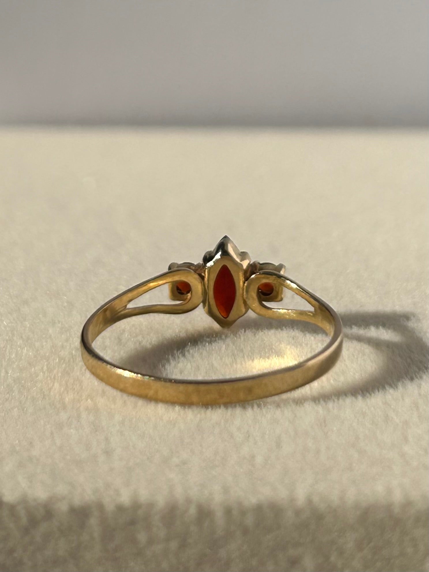 Anillo Estate de oro de 8 quilates con granates de color rojo intenso