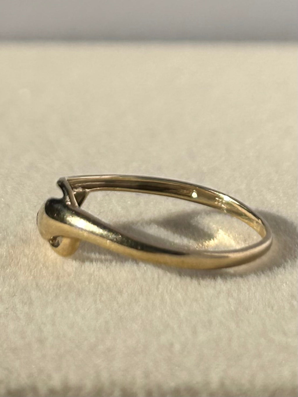 Anillo refinado de espinela rosa simulada en oro de 8 quilates