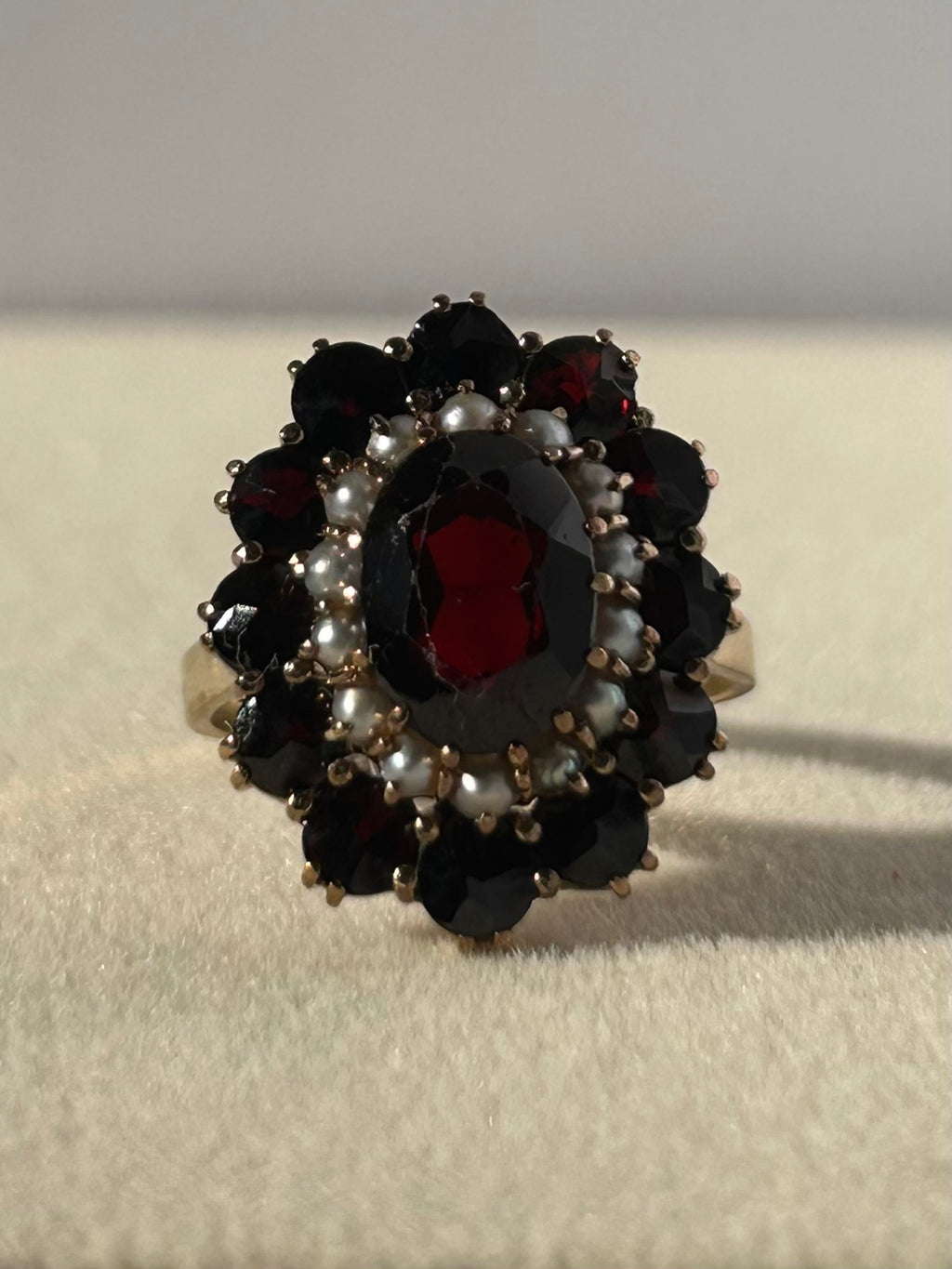 Anillo victoriano de oro de 8 quilates con granate y perla