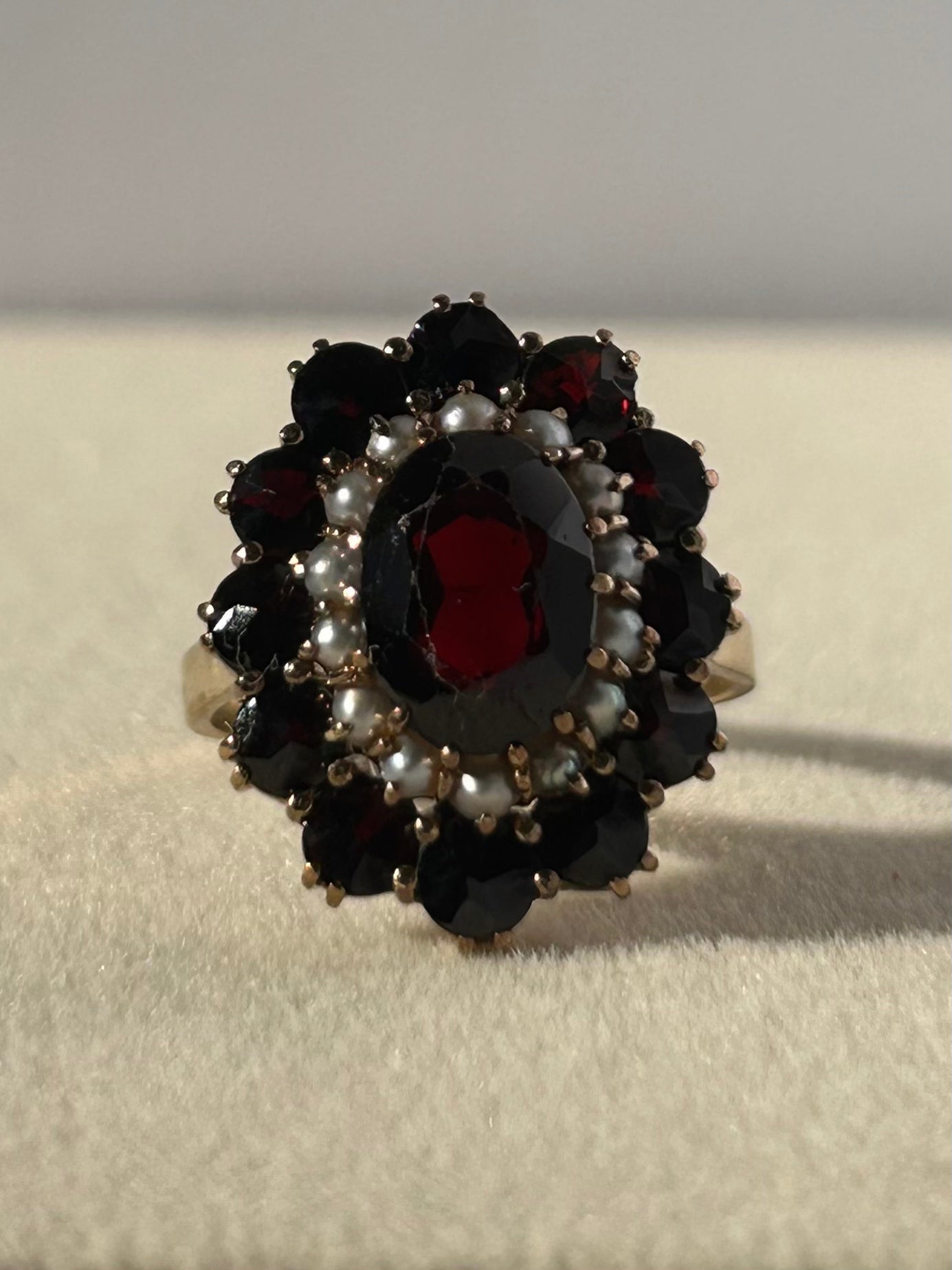 Anillo victoriano de oro de 8 quilates con granate y perla