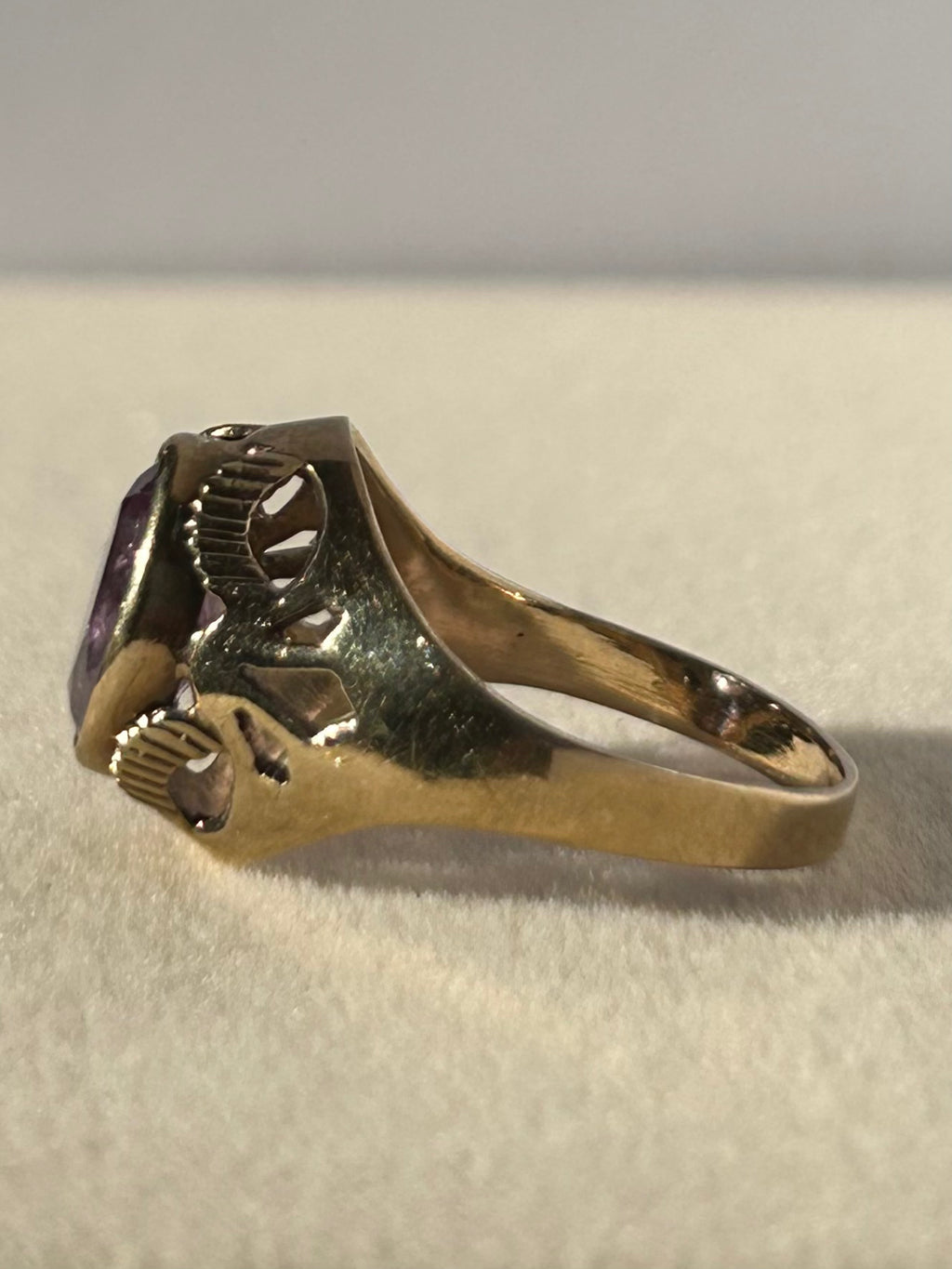 Anillo vintage de amatista en oro de 8 quilates con piedra de corte ovalado y hombros calados.