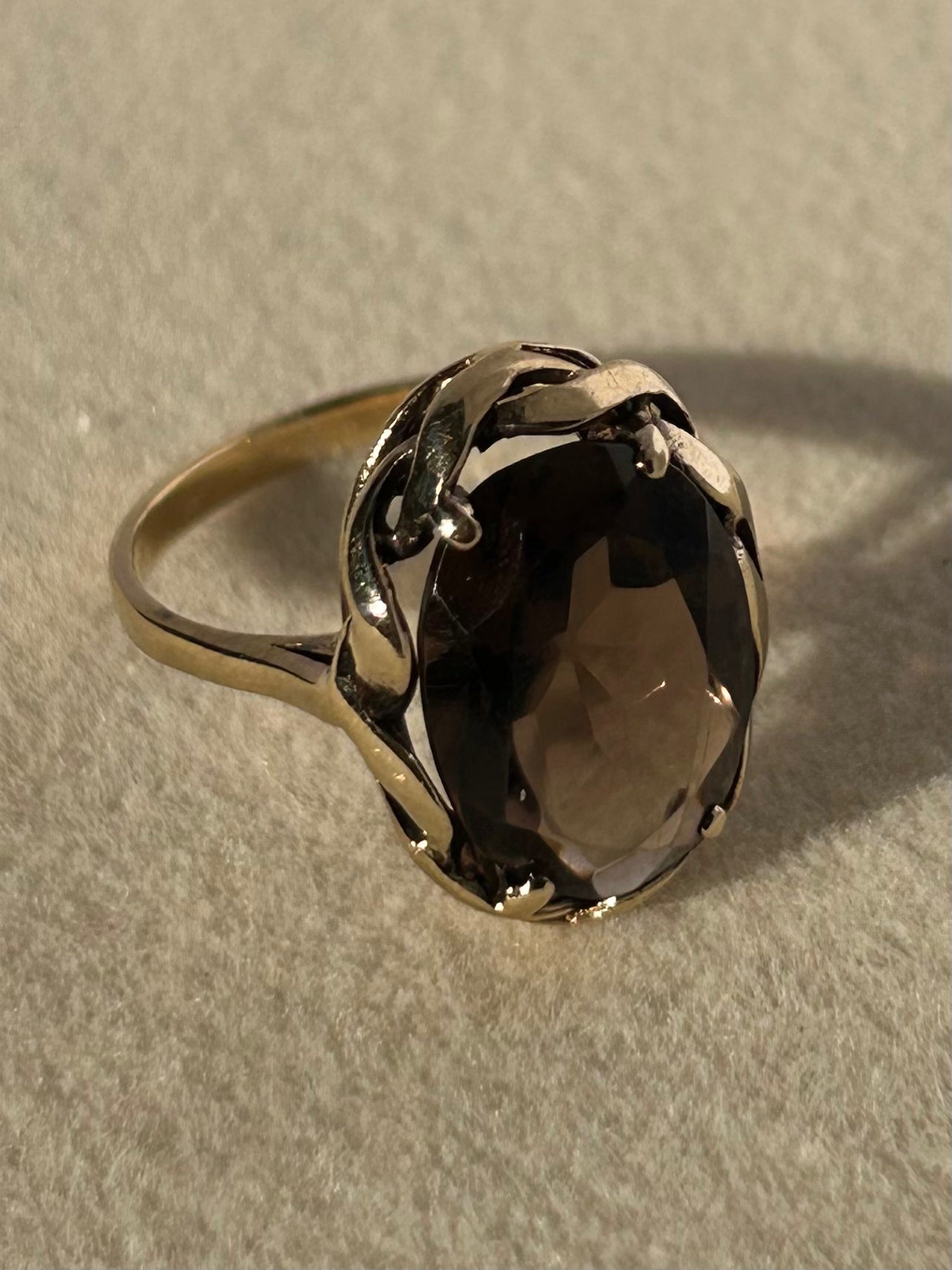 Mysterious Vintage 8K Gold Ring with Oval-Cut Smoky Quartz