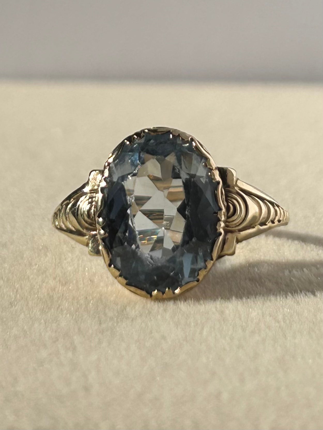 Elegante anillo de oro de 8 quilates con espinela azul simulada