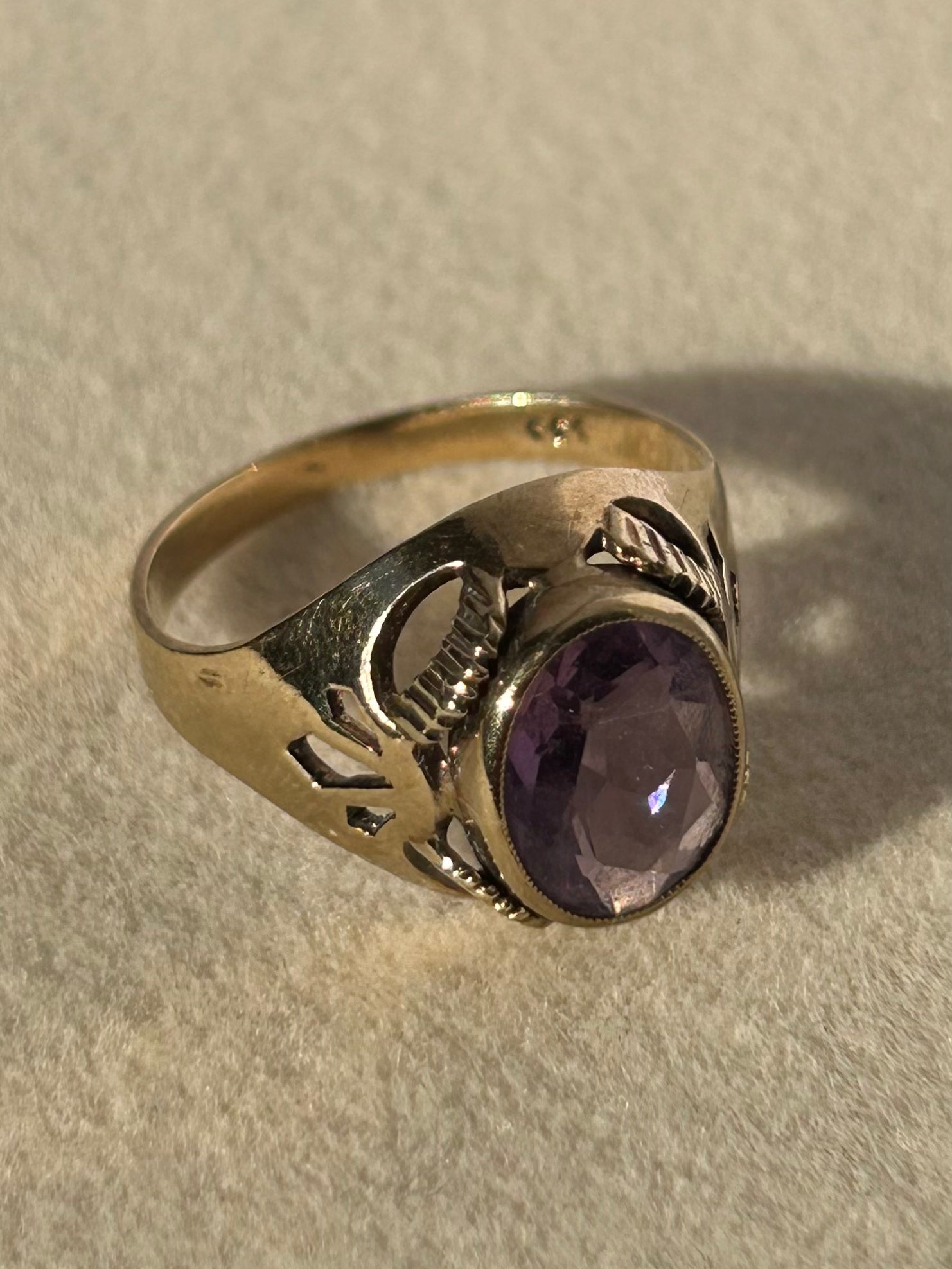 Vintage 8K Gold Amethyst Ring with Oval-Cut Stone and Openwork Shoulders