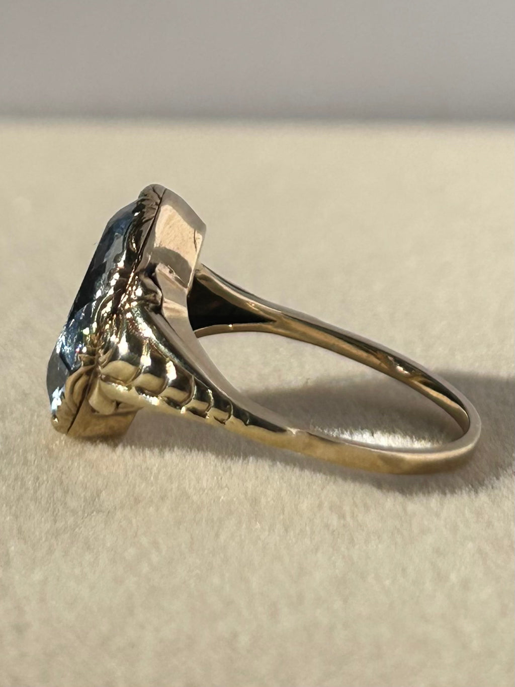 Elegante anillo de oro de 8 quilates con espinela azul simulada