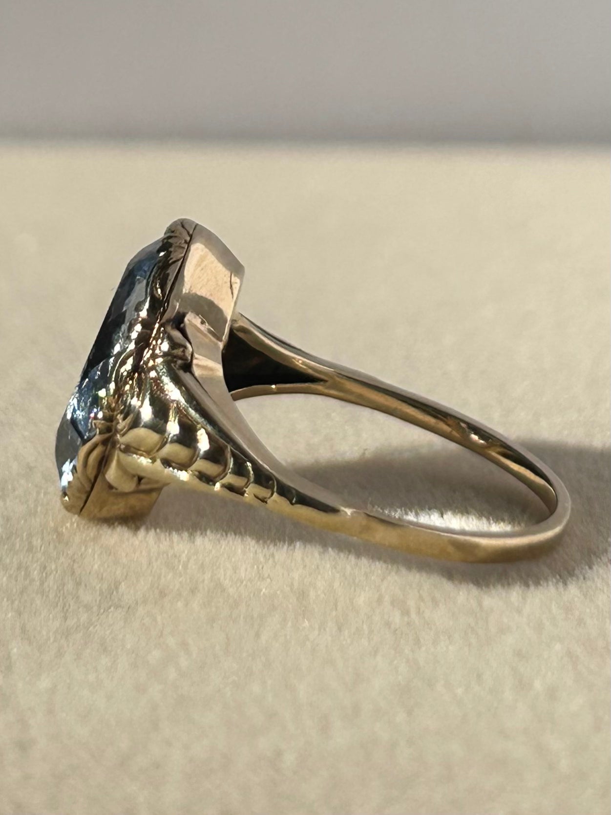 Elegante anillo de oro de 8 quilates con espinela azul simulada