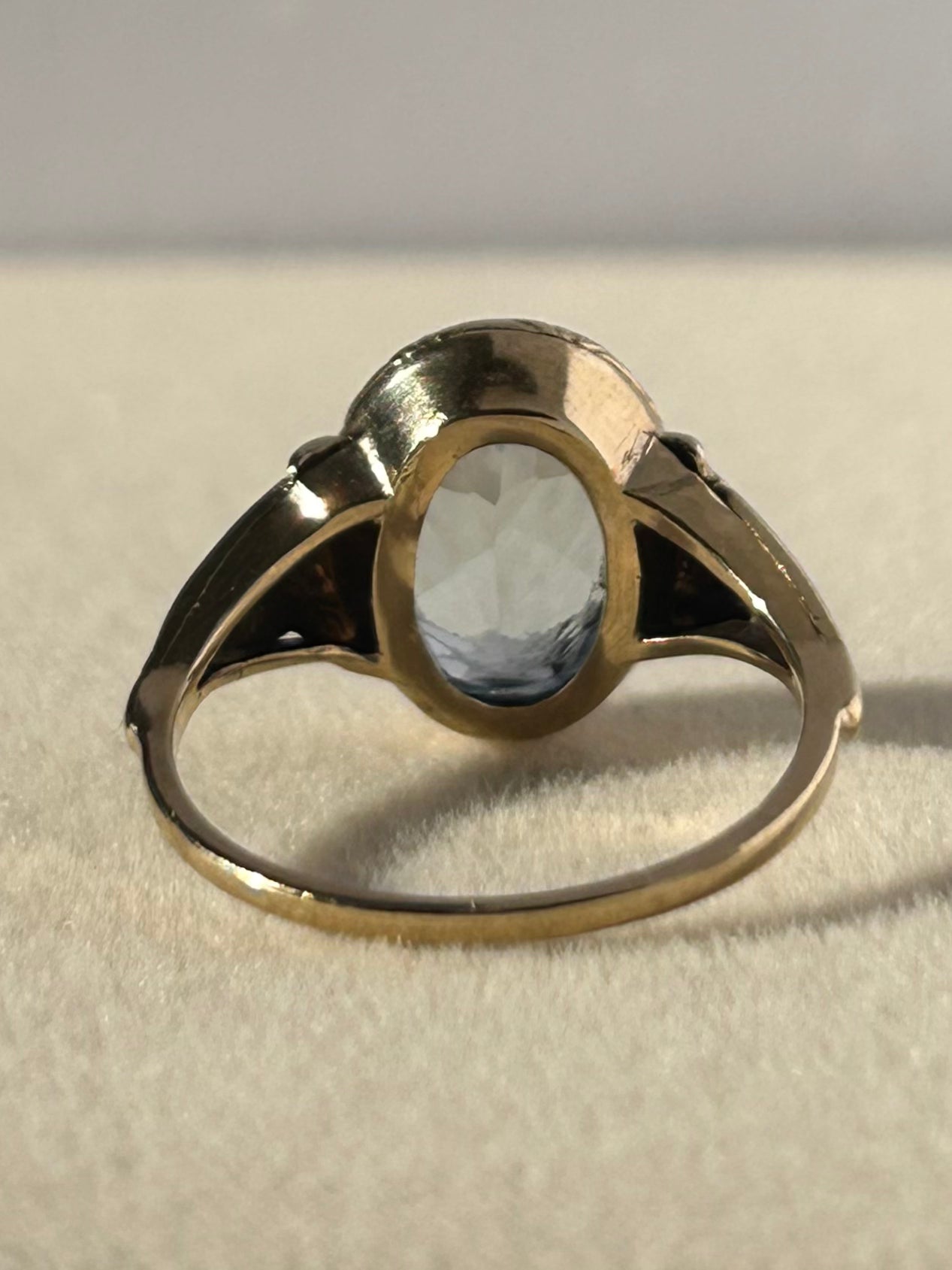 Elegante anillo de oro de 8 quilates con espinela azul simulada