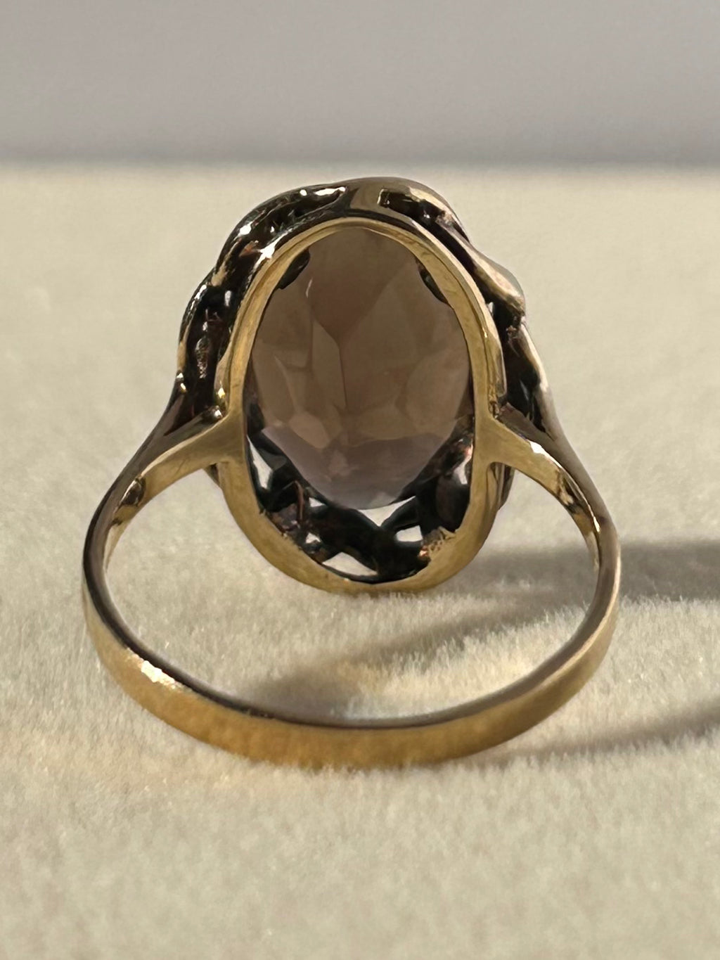 Misterioso anillo vintage de oro de 8 quilates con cuarzo ahumado de corte ovalado