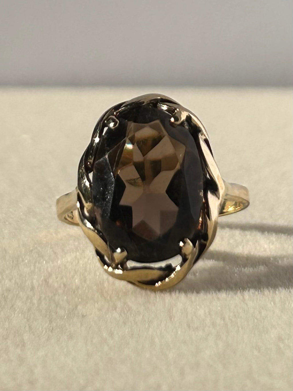 Misterioso anillo vintage de oro de 8 quilates con cuarzo ahumado de corte ovalado