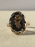 Misterioso anillo vintage de oro de 8 quilates con cuarzo ahumado de corte ovalado