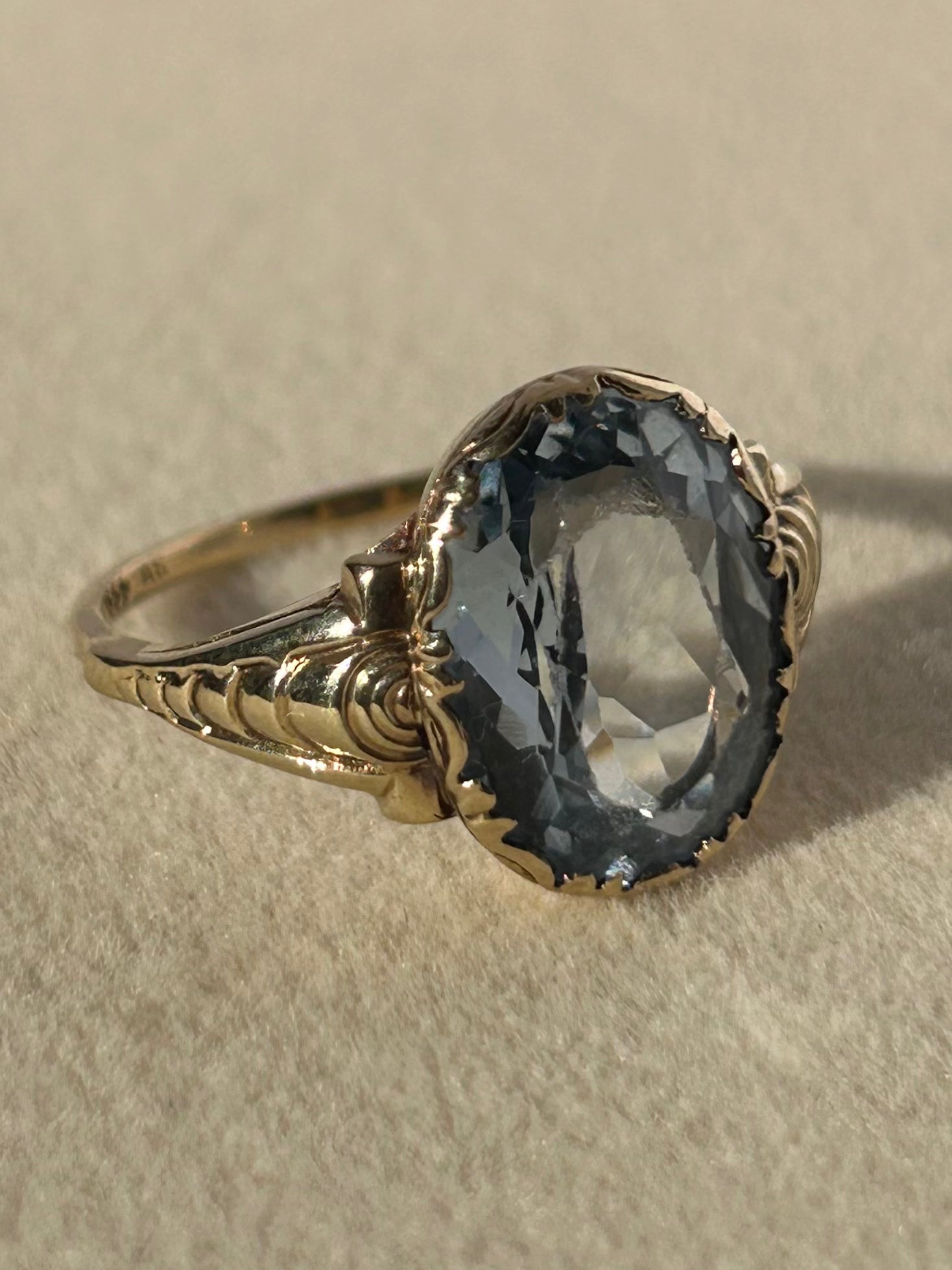 Elegante anillo de oro de 8 quilates con espinela azul simulada